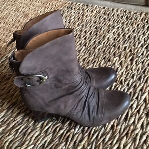 Earthies booties. Wedge heel. Brown leather.Size 9